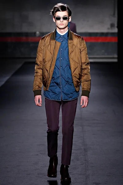 Look 16